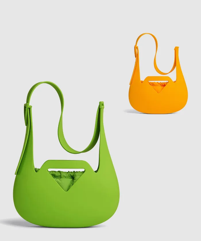 보테가베네타 매트 러버 펀치 숄더백 696920