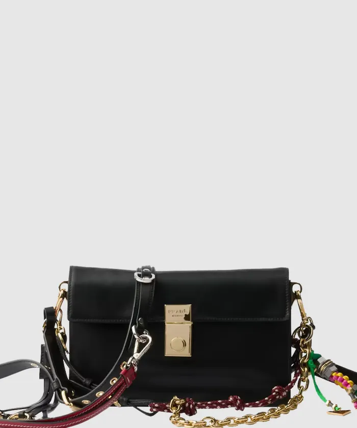 프라다 참이 달린 작은 프라다 소프트 사운드 가죽 숄더백 1BD379