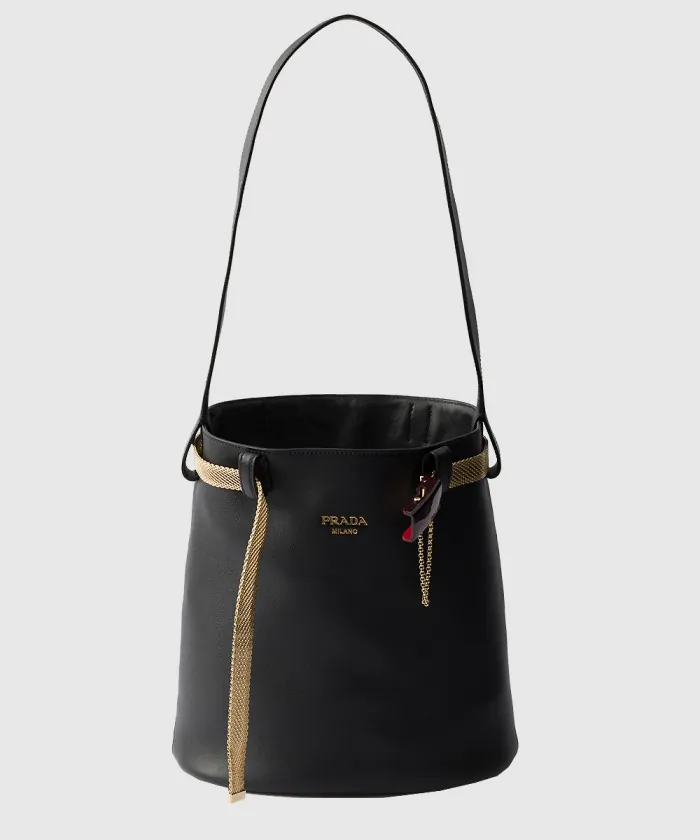 프라다 주얼리 벨트가 달린 가죽 프라다 버클 버킷백 1BE085