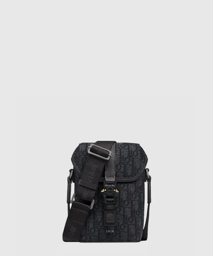 디올 Hit the Road 미니 플랩 버티컬 스트랩백 2HTCA